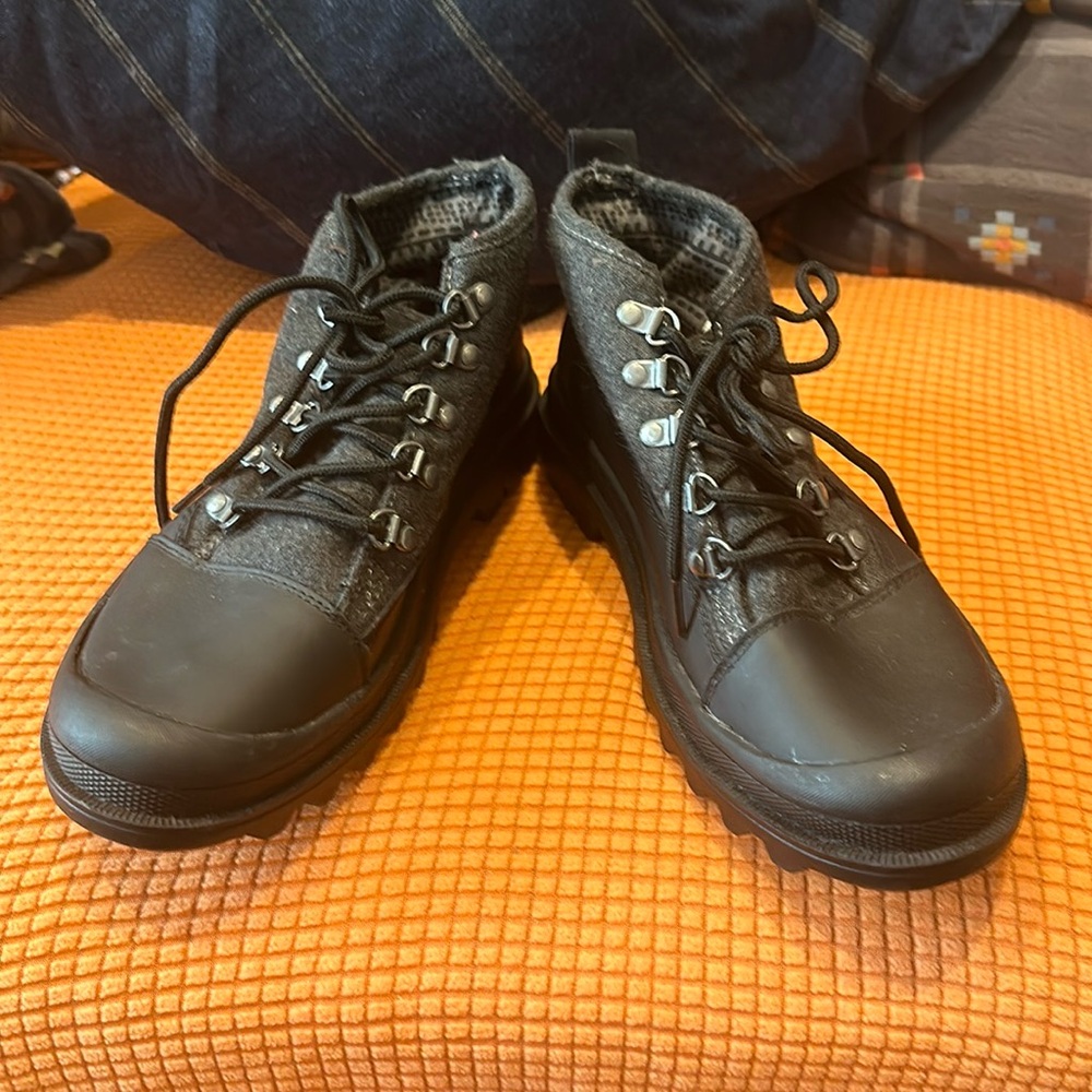 NWT Women’s Toms Gray and Black Waterproof Short Boots Size 9.5.